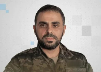 من وراء الملثم…!  (د نقاب پوش تر شا…!)